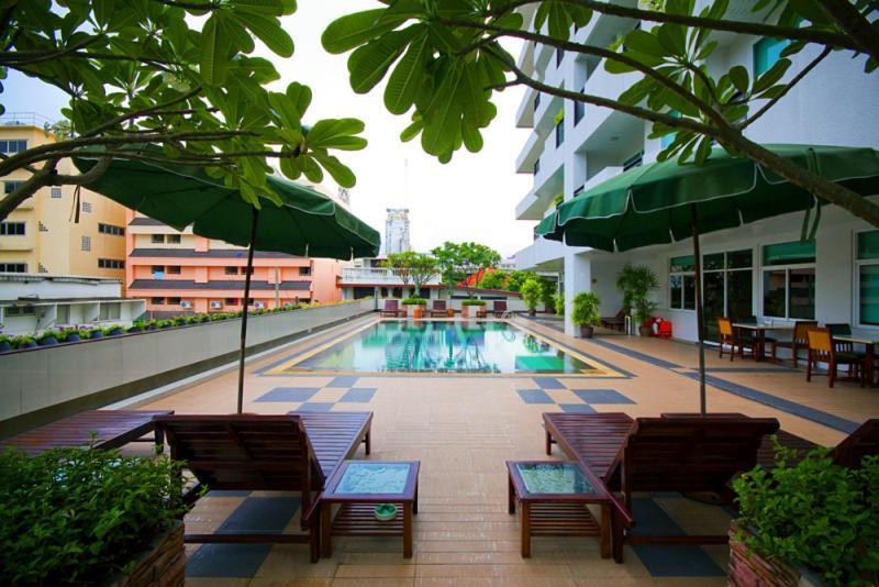 Laurel Suite Bangkok Bagian luar foto